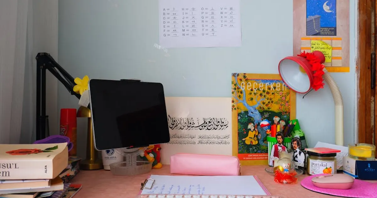 自宅の机でタブレットを使って学習するイメージ写真