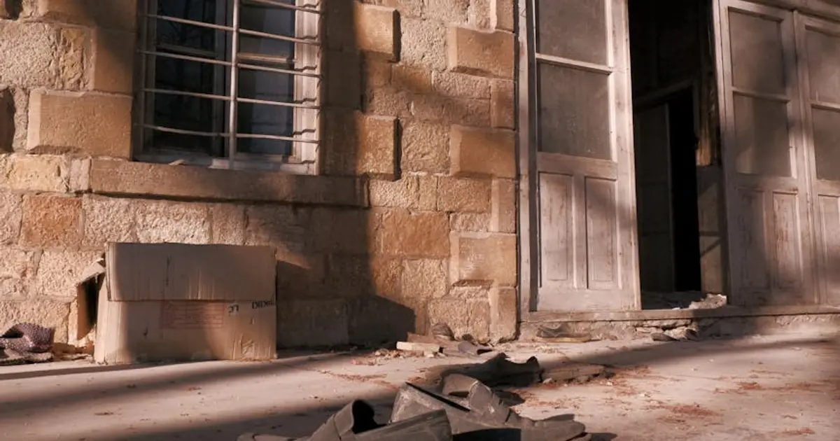 夜の街灯に照らされた静かな道