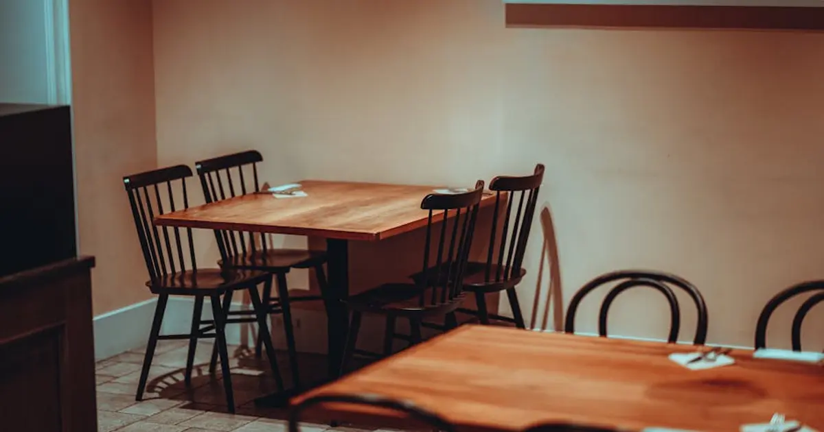 誰もいない食卓のイメージ写真 思春期の息子との沈黙を表す