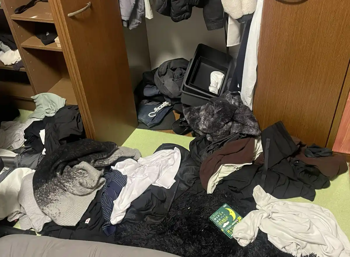 ADHDの息子の部屋が衣類で散乱している様子
