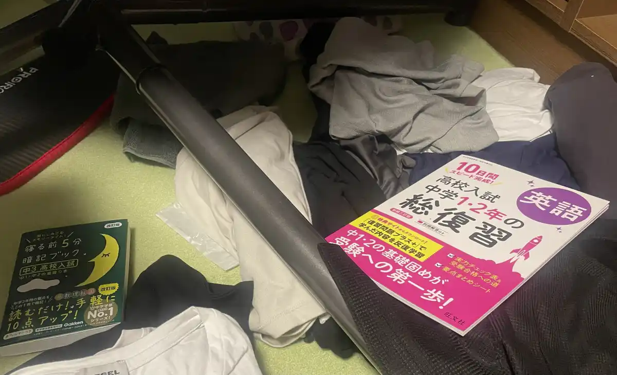 2日後に散乱した服の上に放置された参考書
