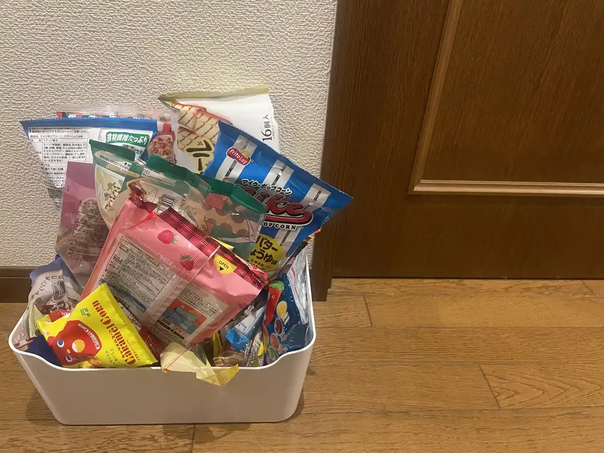 息子の部屋の前に置いていたお菓子BOX