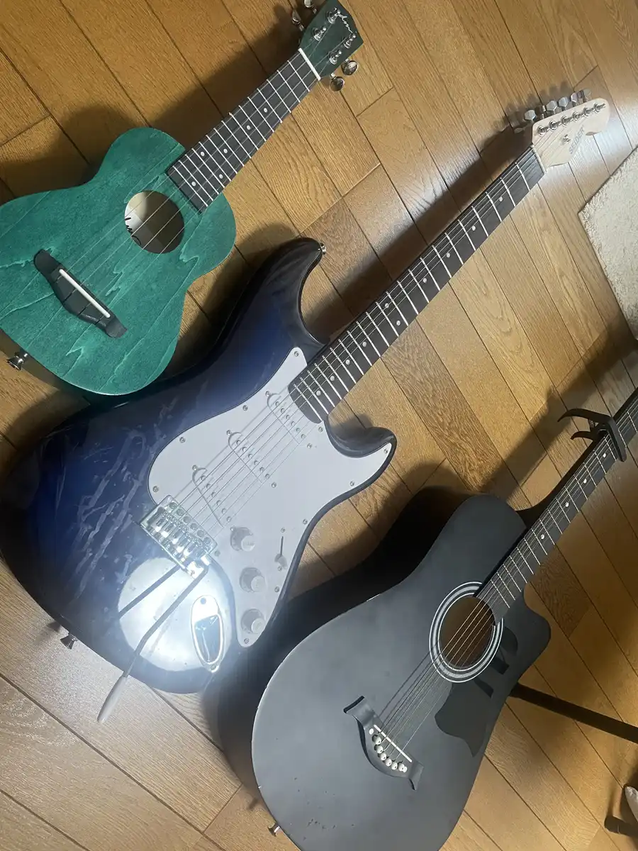 息子の楽器コレクション。ギターは色違いで3本持っていた