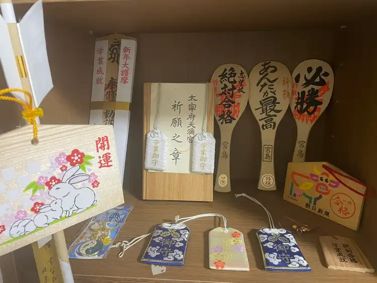 兄弟の合格祈願グッズを飾った棚