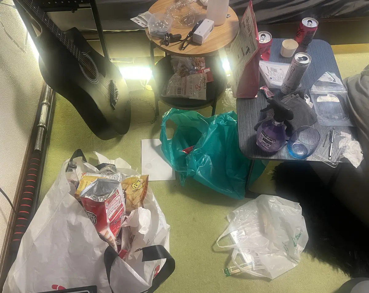 息子の部屋の一角。脱いだ服が地層のように積み重なっていた