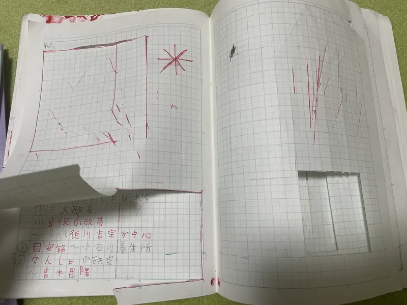 中学受験時の息子の方眼ノート。赤ペンの線だけで内容が断片的