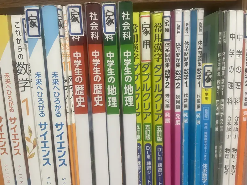 管理しきれず積み上がった教科書